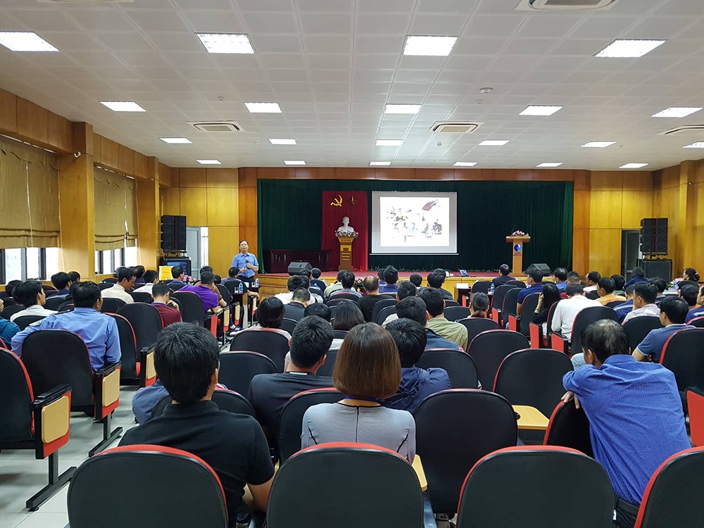 Công nhân lao động được nghe Đại tá Tạ Đức Ninh – Trưởng phòng Chương trình Quốc gia phòng, chống ma túy Bộ Công an chia sẻ tác hại của ma túy.