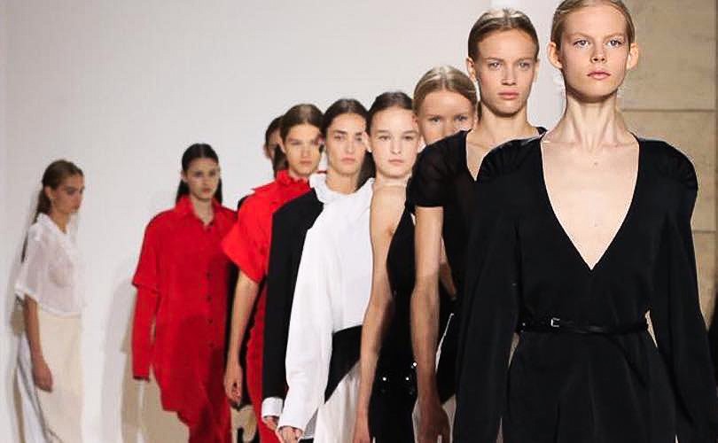 Sau 20 năm, Victoria Beckham được bán tại hơn 100 quốc gia với doanh thu năm 2016 đạt 36 triệu Bảng (hơn 47 triệu USD) với hơn 400 cửa hàng, CNBC cho biết.