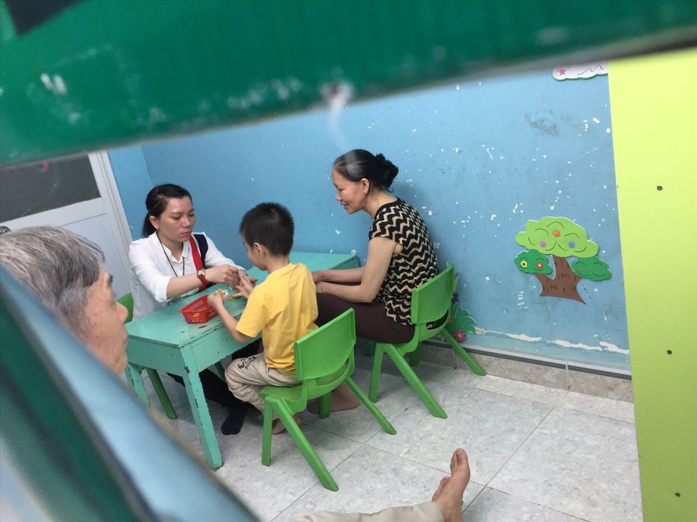 Giáo viên đang can thiệp sớm cho các em tại gầm cầu thang được trưng dụng.