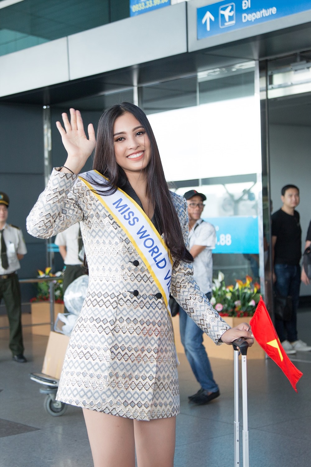 Hoa hậu Tiểu Vy mang 150kg hành lí chinh chiến Miss World 2018 - ảnh 3 Hoa hậu Tiểu Vy mang 150kg hành lí chinh chiến Miss World 2018 - ảnh 3
