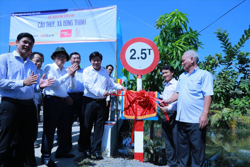 Ông Nguyễn Thanh Hùng – lãnh đạo Sovico, đại diện HDBank và bà con tại địa điểm khánh thành cầu mới. Ảnh: HDBank