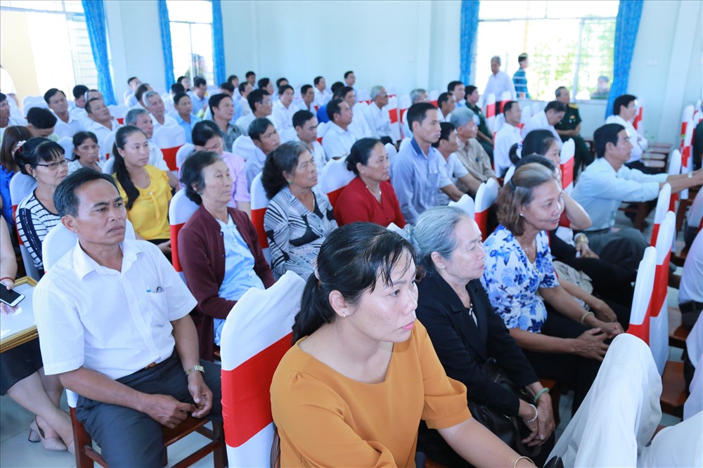 Đông đảo bà con Huyện Cần Giuộc có mặt tại lễ khánh thành cầu mới. Ảnh: HDBank
