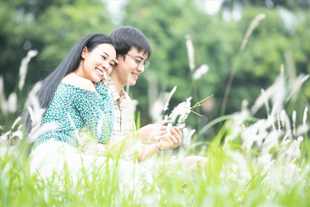 Ca sĩ Hoa Trần tình tứ bên bạn diễn.