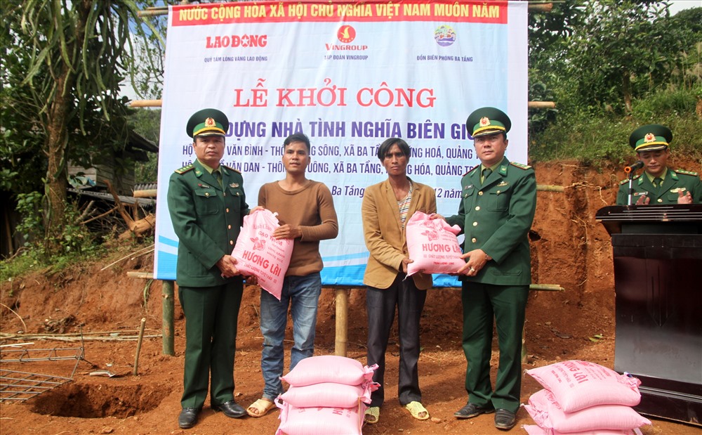 Đồn Biên phòng Ba Tầng trao gạo hỗ trợ cho hộ nghèo. Ảnh: Hưng Thơ.