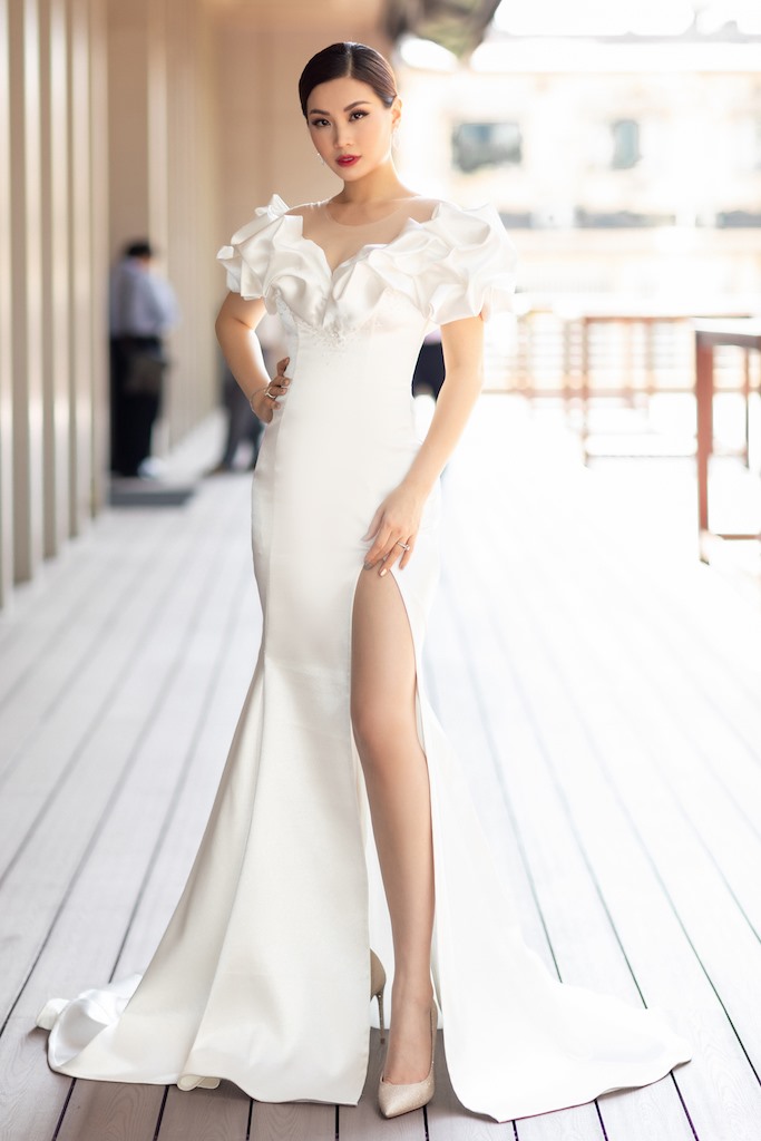 Đảm nhận vai trò dẫn chương trình song ngữ Anh – Việt nên Diễm Trang muốn sự chỉn chu của mình mang lại thành công cho toàn bộ chương trình.