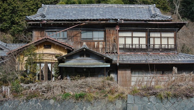 “Akiya” chính là tên gọi được đặt cho những ngôi nhà không có người ở. Thậm chí còn có nhiều trang web chuyên bán lại những bất động sản này. Đương nhiên, mức giá của Akiya sẽ rất rẻ so với mặt bằng chung, thường là từ 103 triệu đồng đến 4,1 tỉ đồng.