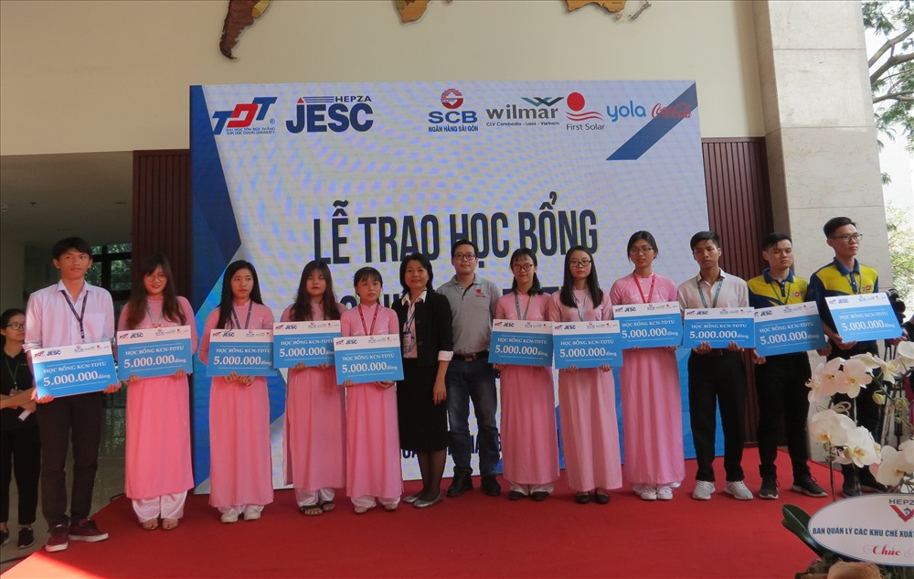 Dịp này, ban tổ chức trao tặng 35 suất học bổng (5 triệu đồng/suất), 5 suất học bổng Tiếng Anh trị giá 50 triệu đồng cho sinh viên vượt khó học tốt của trường Đại học Tôn Đức Thắng