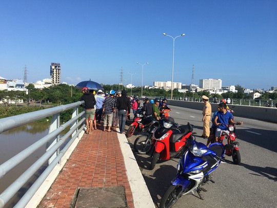 Đông người hiếu kỳ theo dõi vụ việc (Ảnh: nld.com.vn)