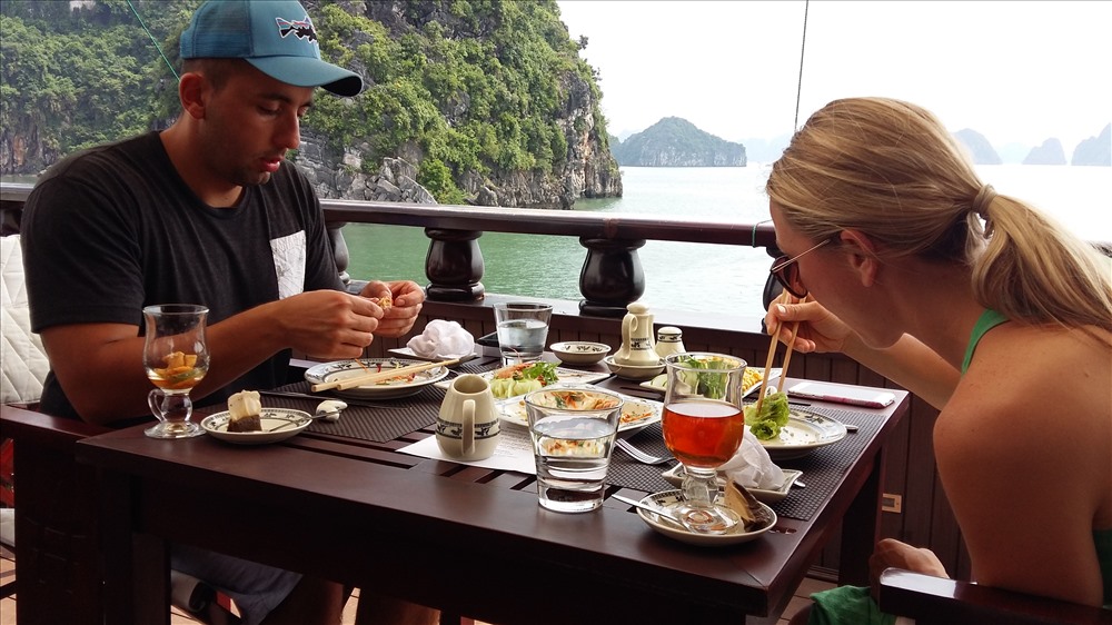 Du khách quốc tế thăm vịnh Bái Tử Long qua tour nghỉ đêm. Ảnh: Nguyễn Hùng