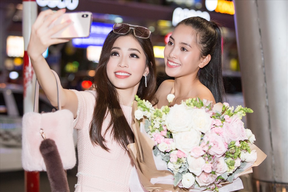 Hội chị em Hoa hậu Mỹ Linh, Á hậu Phương Nga đã có mặt tại sân bay, háo hức đón “em út” Tiểu Vytrong ngày về.