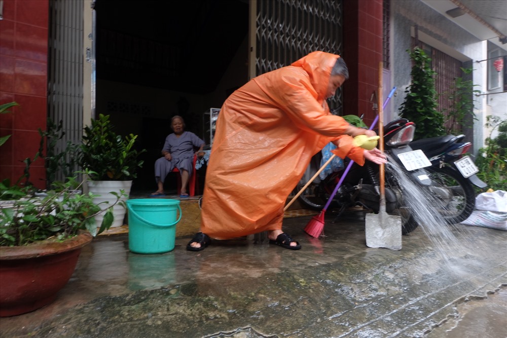 Ông Thắng - tổ 36 phường Vĩnh Trung đang dọn dẹp nhà sau trận ngập nước ngày 9.12.