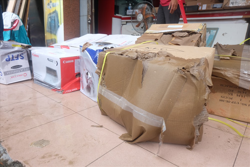 Máy móc, thiết bị tại một cty trên đường Hàm Nghi bị hư hỏng do ngập nước.