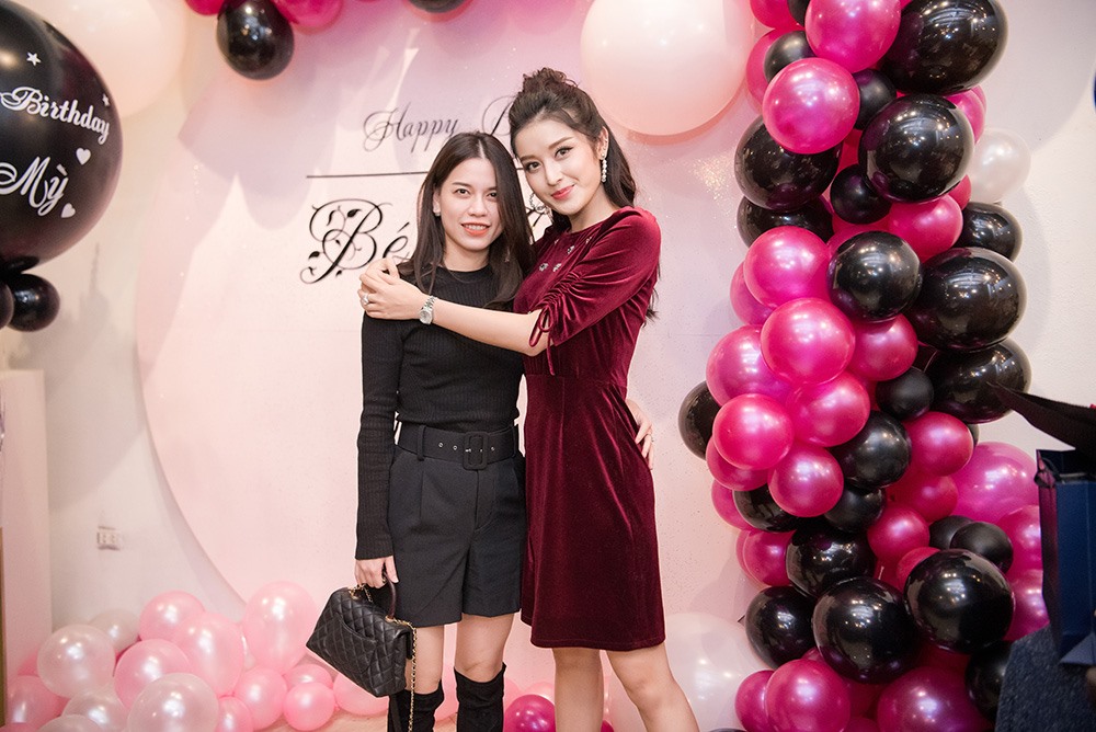 Huyền My và NTK Scarlet Giang Lê.