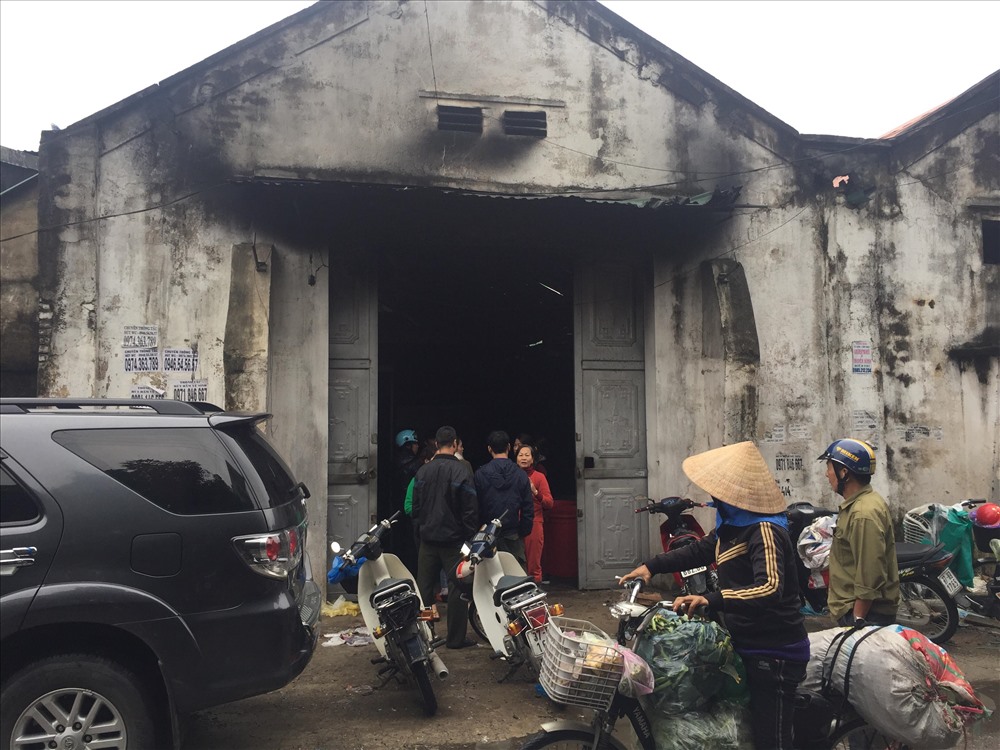 Các tiểu thương đang cố gắng cứu vớt số hàng còn có thể dùng được
