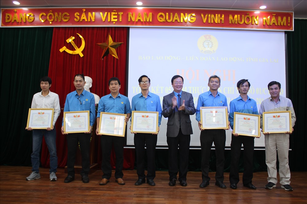 LĐLĐ Gia Lai trao tặng giấy khen cho tập thể và cán bộ, phóng viên Báo Lao Động. Ảnh Đình Văn