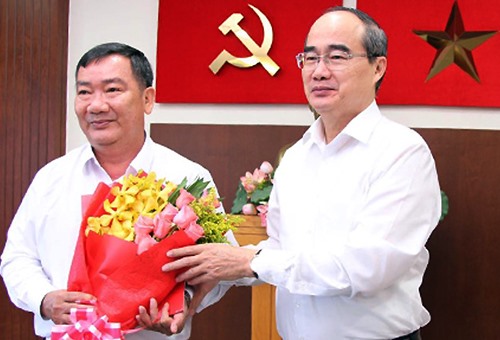 Bí thư Thành ủy TPHCM Nguyễn Thiện Nhân trao quyết định cho đồng chí Trần Văn Thuận. Ảnh: S.Hải