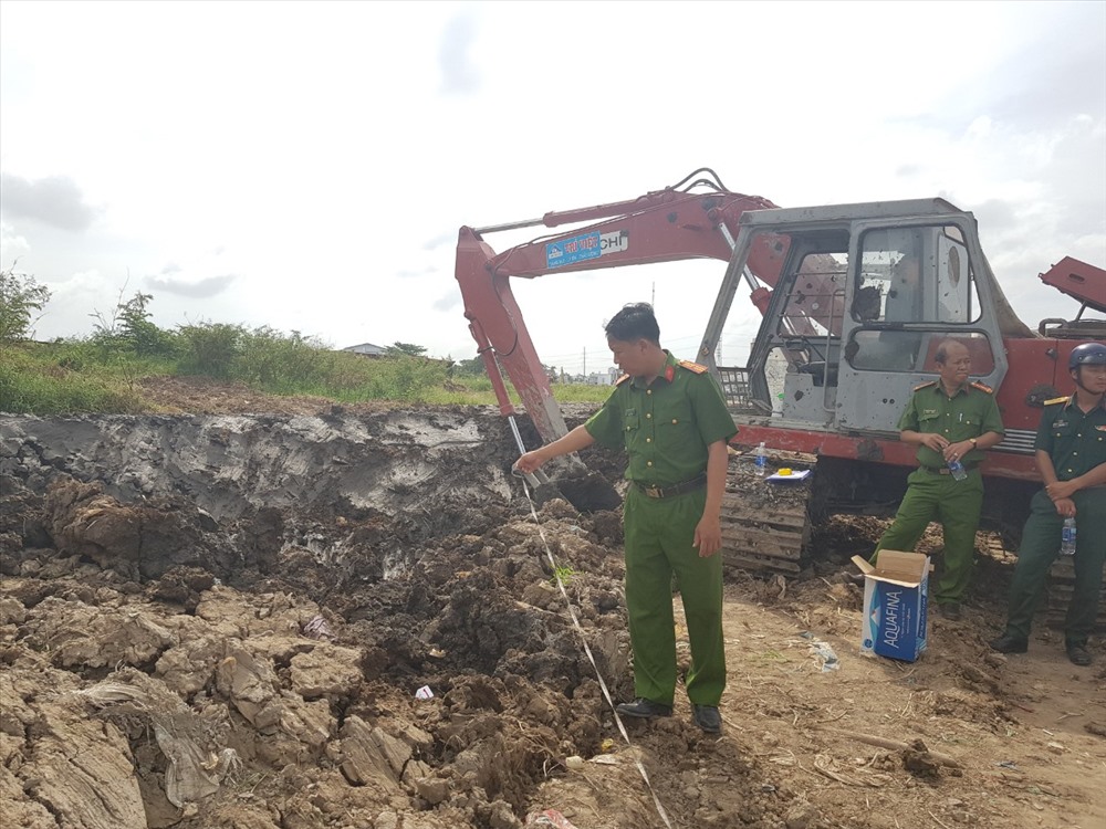 Lực lượng chức năng đang tiến hành khám nghiệm hiện trường. Ảnh: P.V