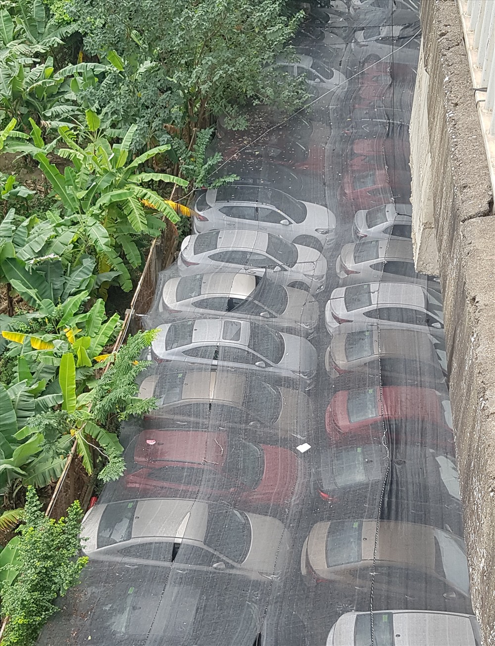bãi đỗ xe này tồn tại hơn một năm nay. Lúc đầu, chỉ là điểm đỗ nhỏ, nhưng từ khi bãi xe ở trụ sở Nhà bảo vệ hành lang gầm cầu từ trụ N7 – N21 (cầu dành cho xe máy) bị chính quyền cưỡng chế thì nơi đây được san phẳng, mở rộng và dần trở thành điểm đỗ của các phương tiện.