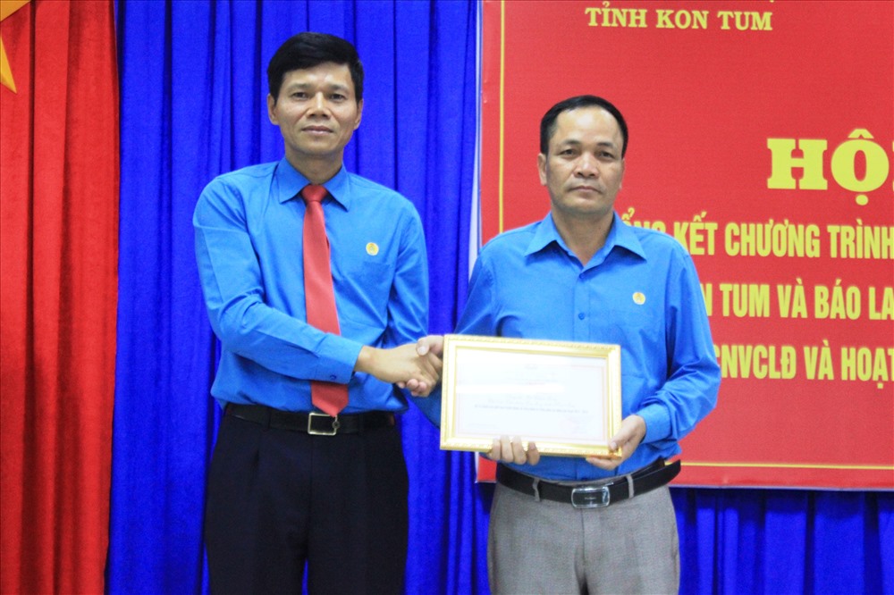 TBT Báo Lao Động - ông Nguyễn Ngọc Hiển trao tặng giấy khen cho Chủ tịch LĐLĐ tỉnh Kon Tum ông Rơ Chăm Long vì đóng góp nhiều trong các chương trình phối hợp. Ảnh Đình Văn