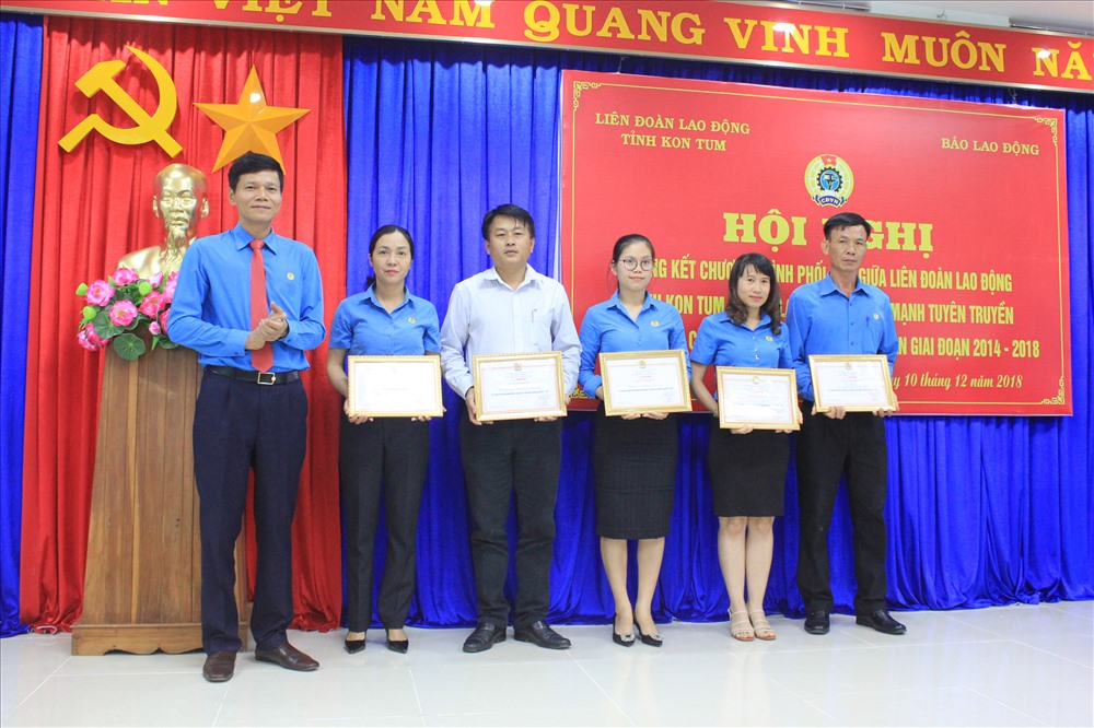 Báo Lao Động trao tặng giấy khen cho các tập thể và cá nhân của LĐLĐ Kon Tum có thành tích trong công tác phối hợp. Ảnh Đình Văn