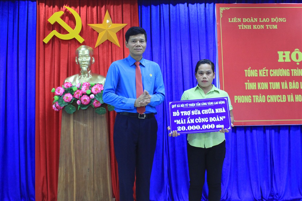 Ông Nguyễn Ngọc Hiển đại diện Báo Lao Động, hỗ trợ một phần kinh phí xây nhà “Mái ấm công đoàn” cho đoàn viên khó khăn của tỉnh Kon Tum. Ảnh Đình Văn