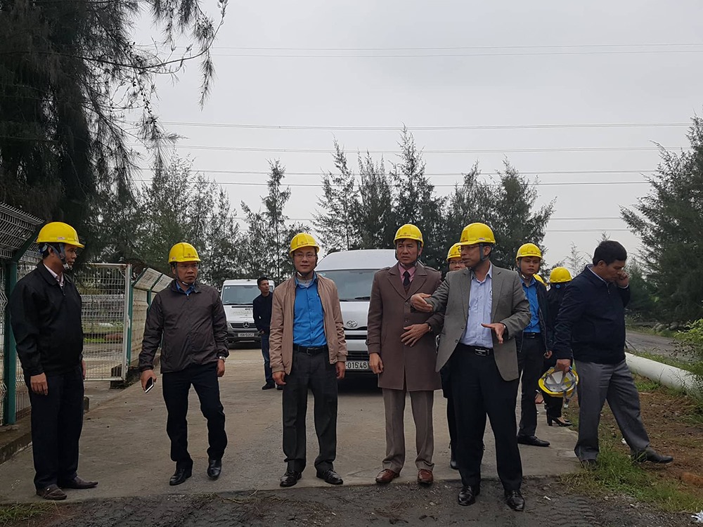 Đoàn công tác kiểm tra khu xỉ thải công ty.