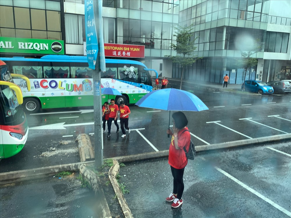 CĐV Việt Nam có thể yên tâm phần nào vì có 1.200 cảnh sát Malaysia bảo vệ. Ảnh K.H