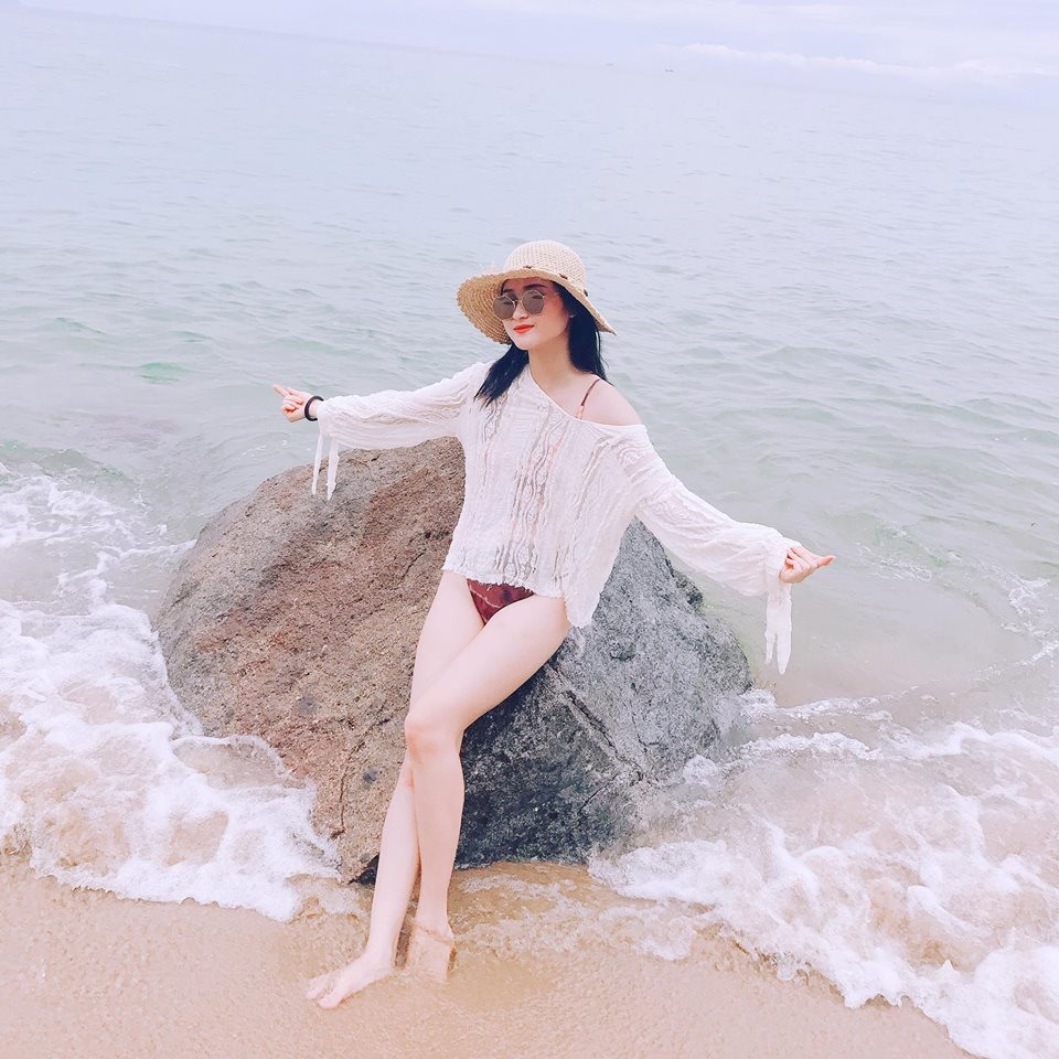 Thuỳ Dương cũng sở hữu thân hình nóng bỏng.