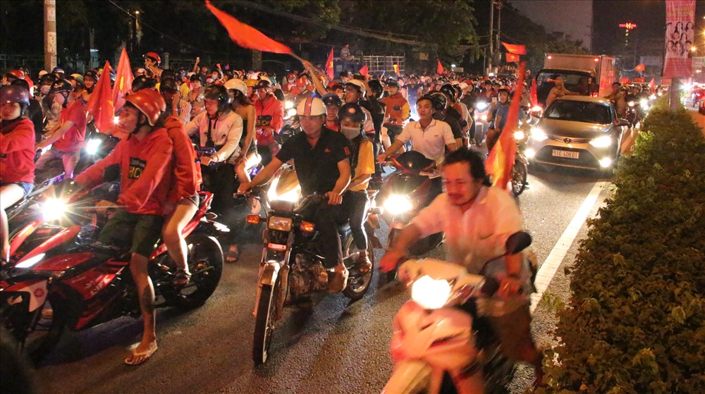 CĐV Bình Dương tràn xuống đường sau tiếng còi kết thúc trận chung kết lượt đi.