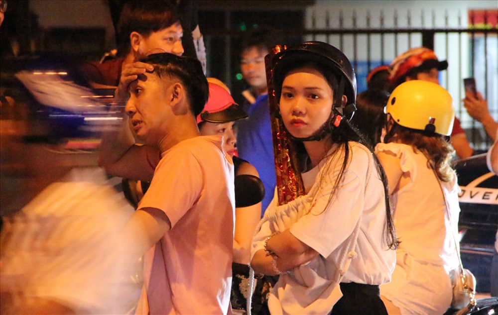 Chỉ đến khi mệt mỏi, CĐV mới chịu về.