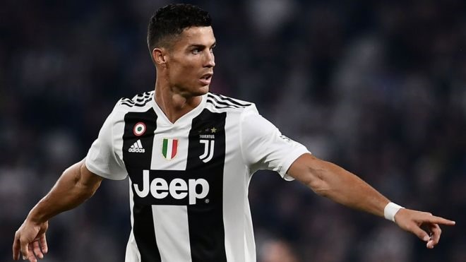 Ronaldo muốn Messi tới Serie A thi đấu. Ảnh BBC