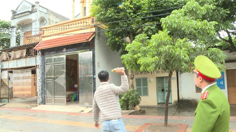 Chất bẩn tại cửa nhà anh Xuân