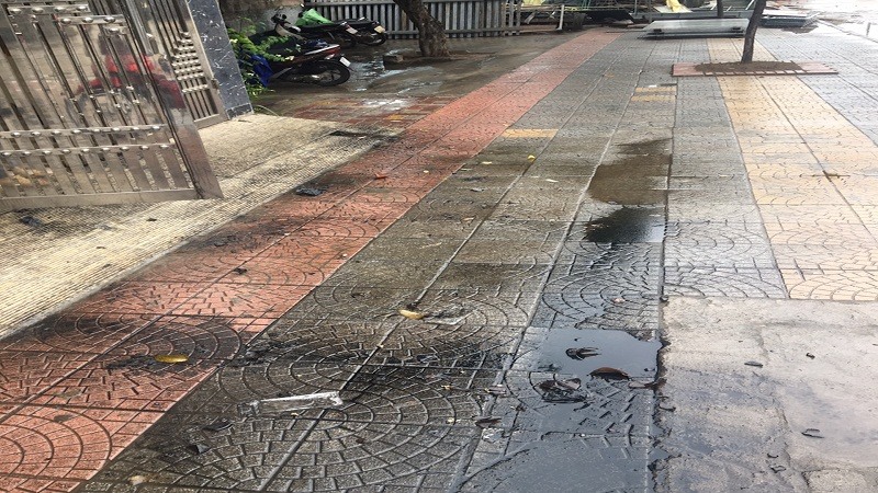 Chất bẩn tại cửa nhà anh Xuân