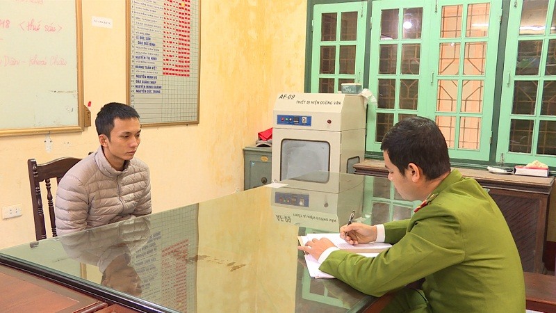 Đối tượng Luân bên trái ảnh, Huy bên phải ảnh cùng vật chứng vụ án