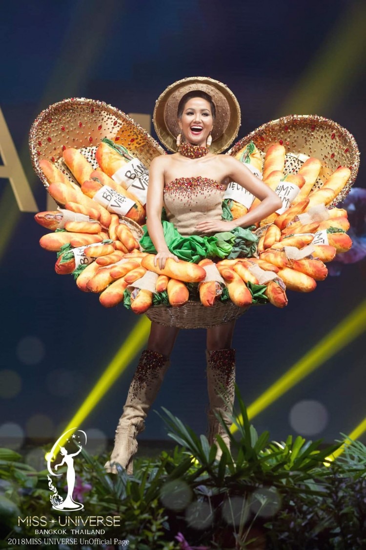 H'Hen Niê và trang phục “Bánh mì“.