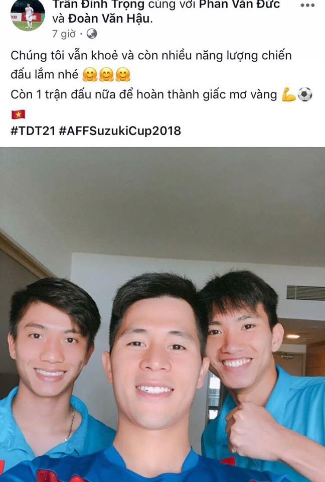 Đình Trọng vui vẻ bên đồng đội.