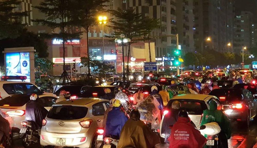 Ô tô dàn hàng 4-5, xe máy len lỏi đan xen khiến việc di chuyển ngày càng khó khăn.