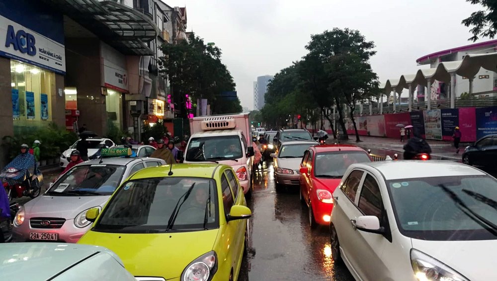 Phố Chùa Bộc hướng Phạm Ngọc Thạch lúc 16h45.