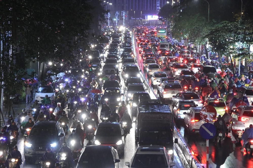 Đội mưa rét, nhích từng mét trên phố Phạm Ngọc Thạch. Ảnh: Trần Thường