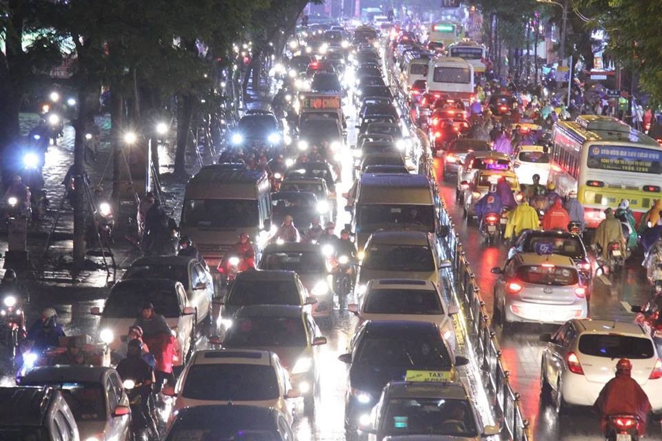 Dòng xe kéo dài vô tận trên đường Chùa Bộc