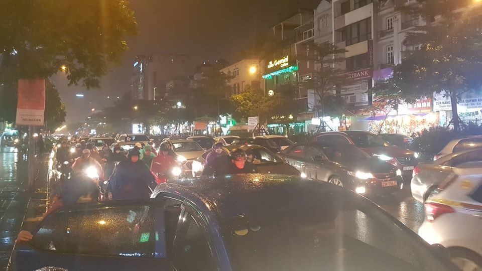 Ô tô dàn hàng 4-5, xe máy len lỏi đan xen khiến việc di chuyển ngày càng khó khăn.