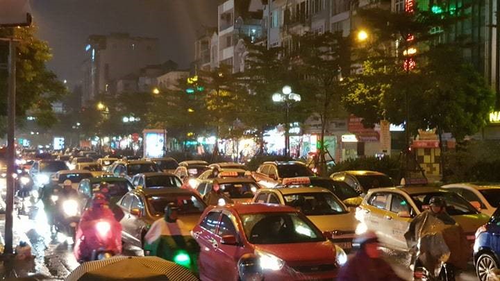 Ô tô dàn hàng 4-5, xe máy len lỏi đan xen khiến việc di chuyển ngày càng khó khăn.