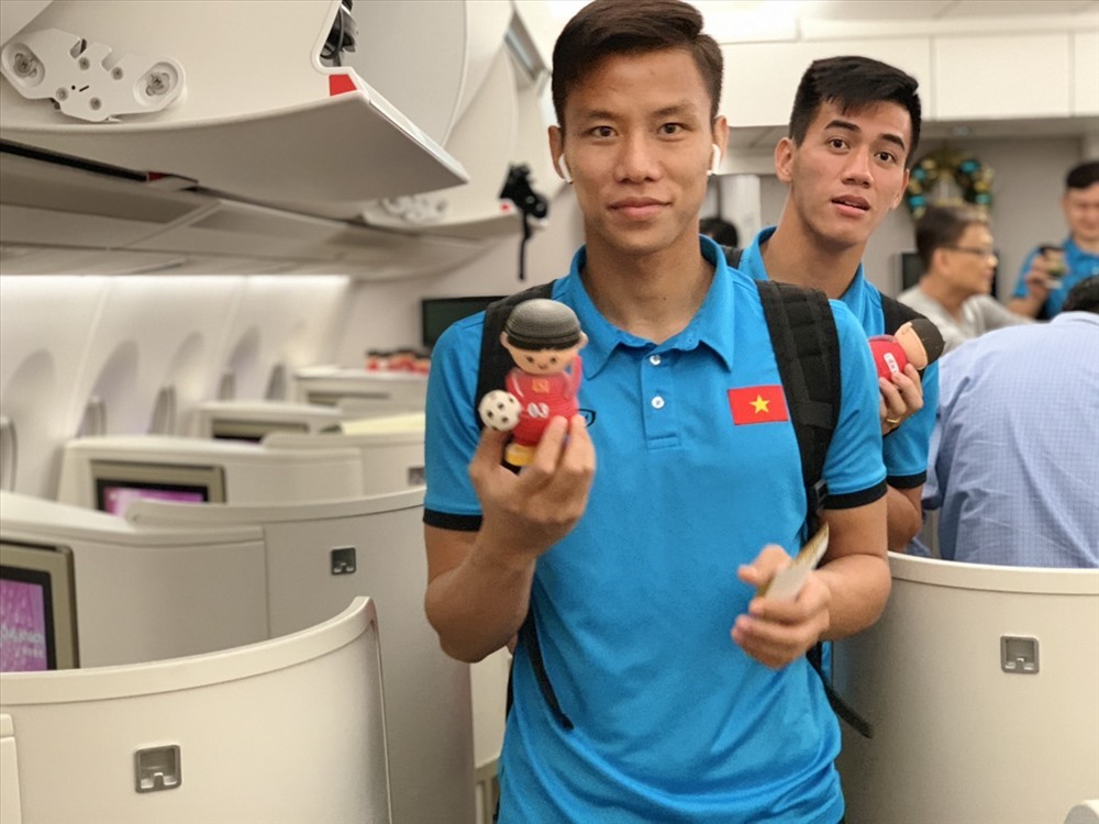 Các cầu thủ đội tuyển Việt Nam về nước tối 12.12.