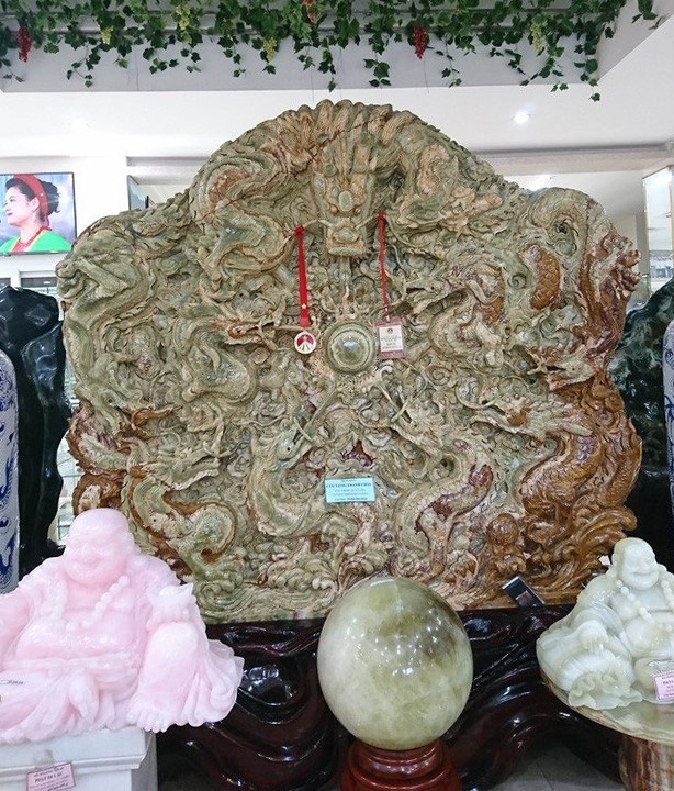 Bức “Cửu  long tranh châu” được ông Lê Văn Dũng (một doanh nhân ở Thái Nguyên) mang về từ cuộc đấu giá tại Bắc Kinh (Trung Quốc) hồi tháng 4.2010.