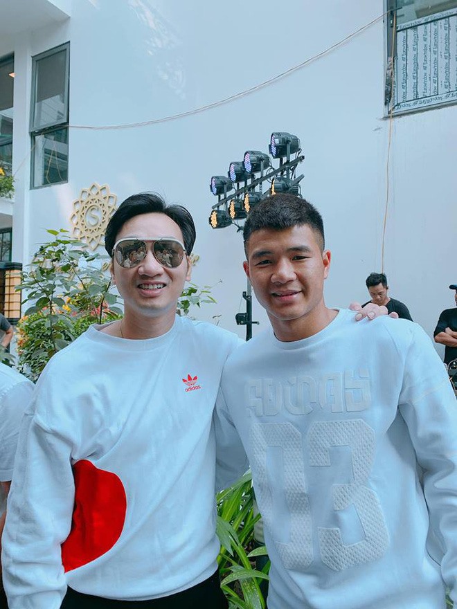 MC Thành Trung và cầu thủ Hà Đức Chinh.