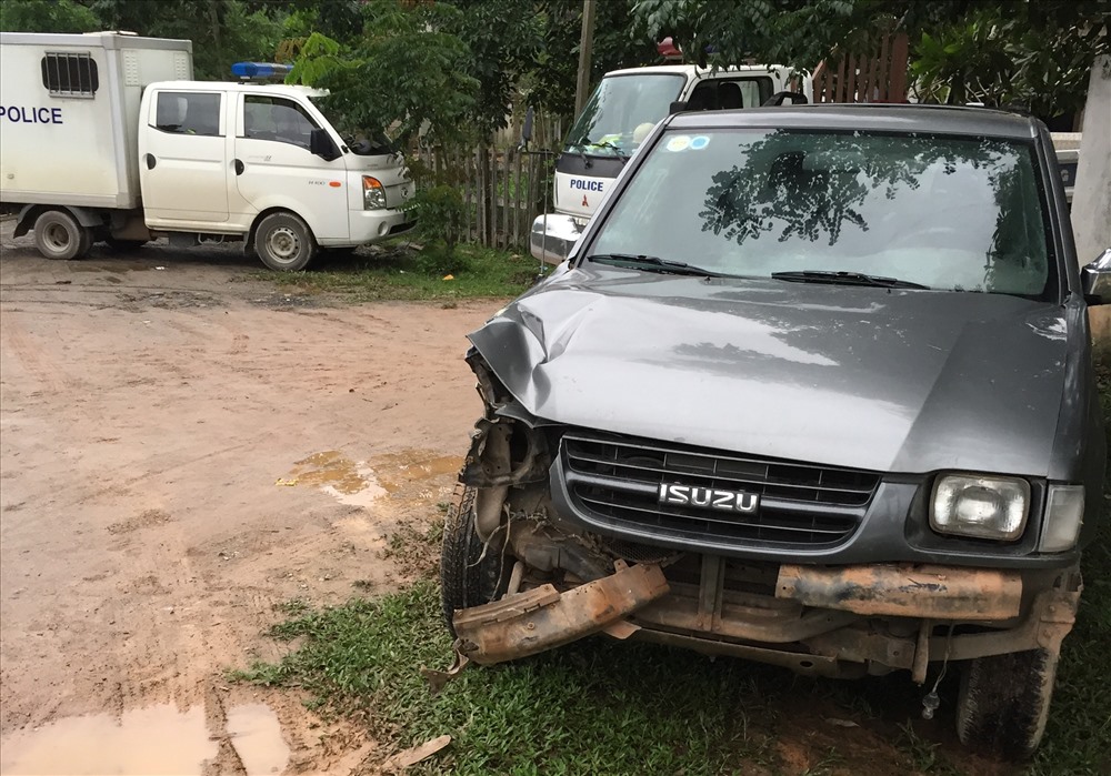 Xe của lực lượng kiểm lâm bị hư hỏng nặng. Ảnh: Kiểm lâm cung cấp