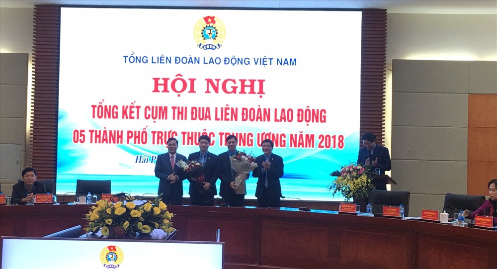 Chủ tịch TLĐ Bùi Văn Cường và Chủ tịch UBND TP Hải Phòng Nguyễn Văn Tùng tặng hoa cụm trưởng năm 2018 - 2019