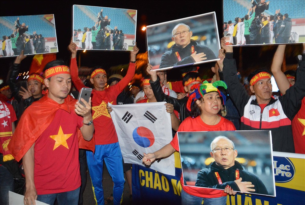 Người hâm mộ phố núi nói riêng và người dân Việt Nam dành tình cảm đặc biệt cho HLV Park - Hang - seo. Ảnh Minh Vỹ - Đình Văn