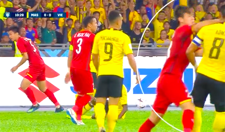 Ảnh chụp lại từ băng hình trận đấu của Fox Sports. Trong tấm hình này, Duy Mạnh có động tác đánh vào mặt Adha.