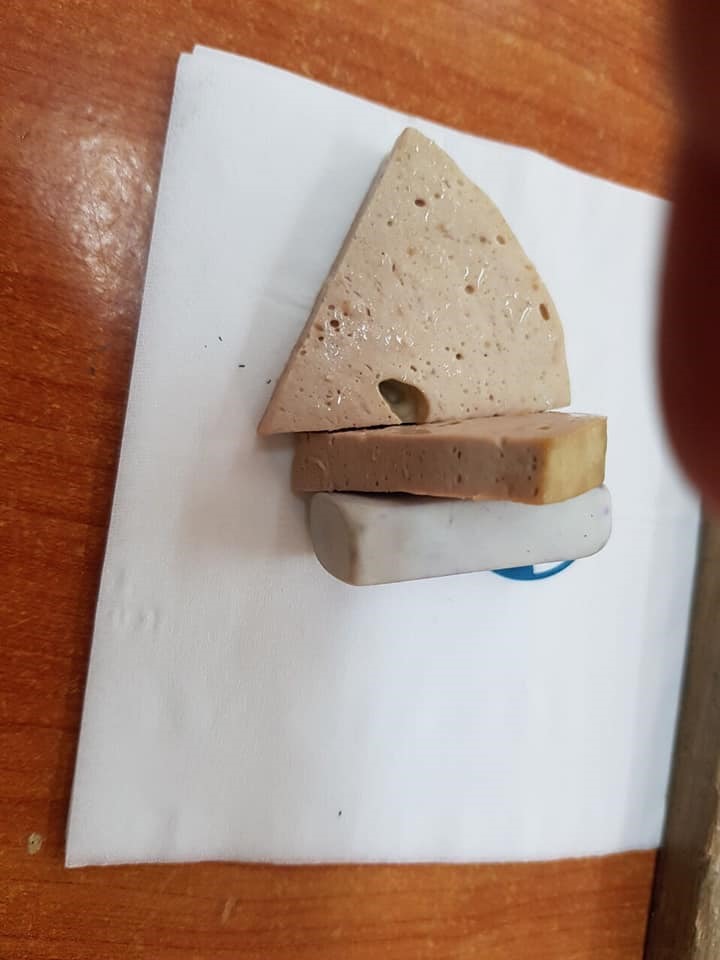 Miếng giò như cục tẩy. Ảnh N.L